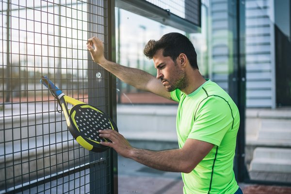 Découvrez le padel : guide complet pour débutants et experts